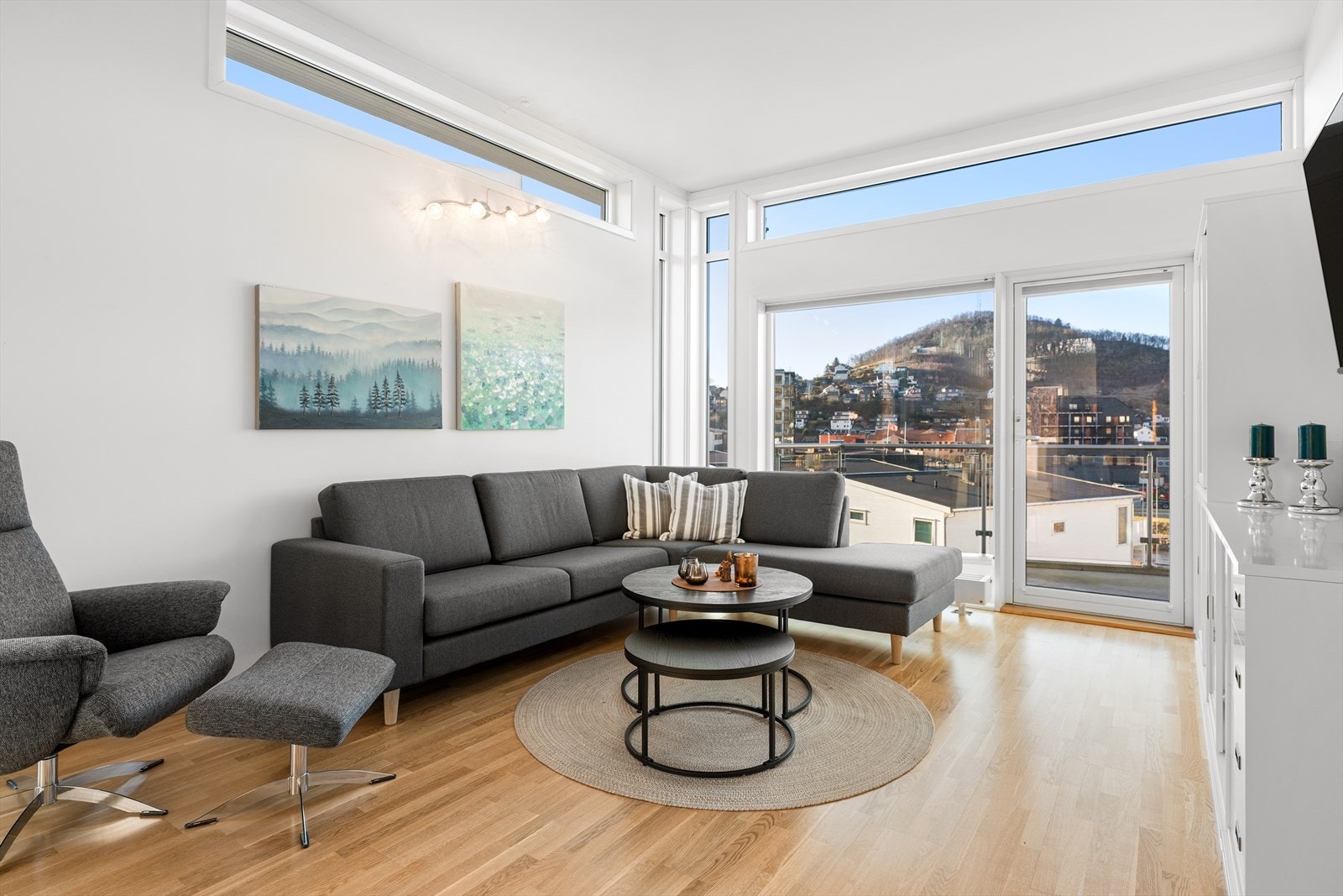 Plissegardiner montert på vinduer i kjøkken og i stua. Galleribilde