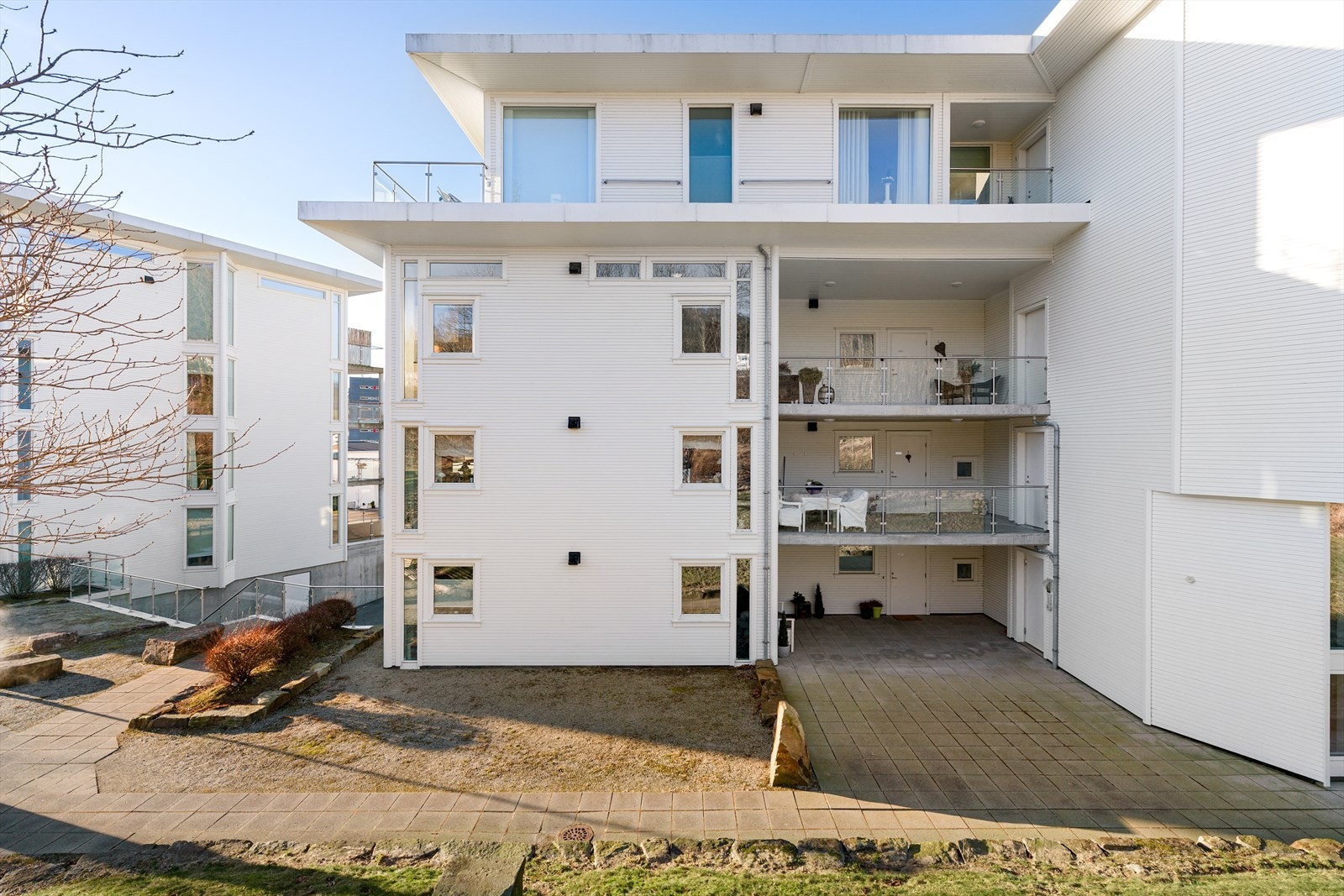 Heis i bygget og innvendig parkering Galleribilde