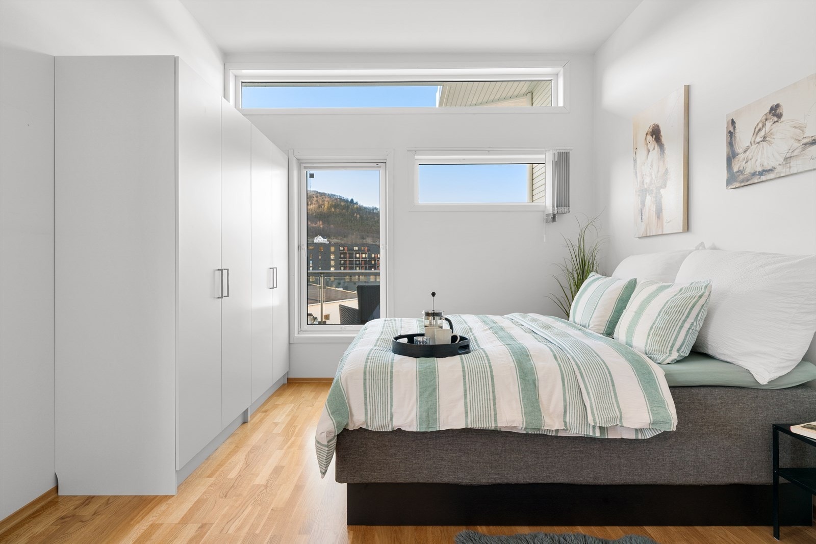 Stort hovedsoverom med garderobeplass. Galleribilde