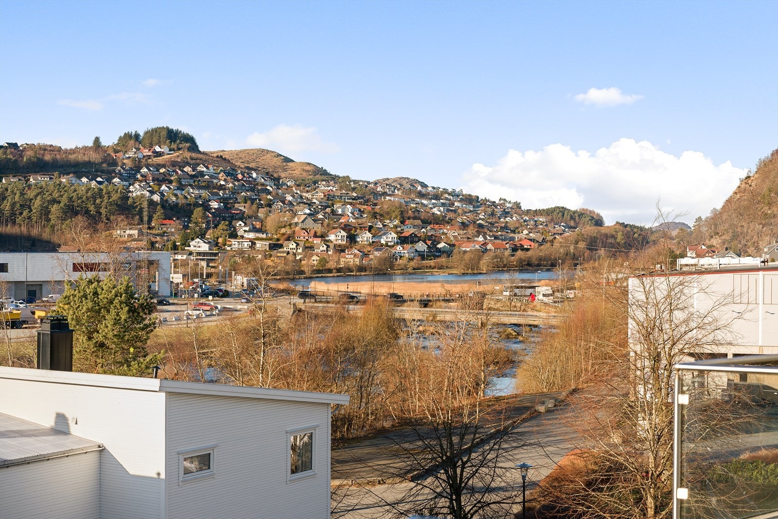 Leiligheten ligger i en blindgate med utsikt mot Ålgård sentrum og Figgjoelven. Galleribilde