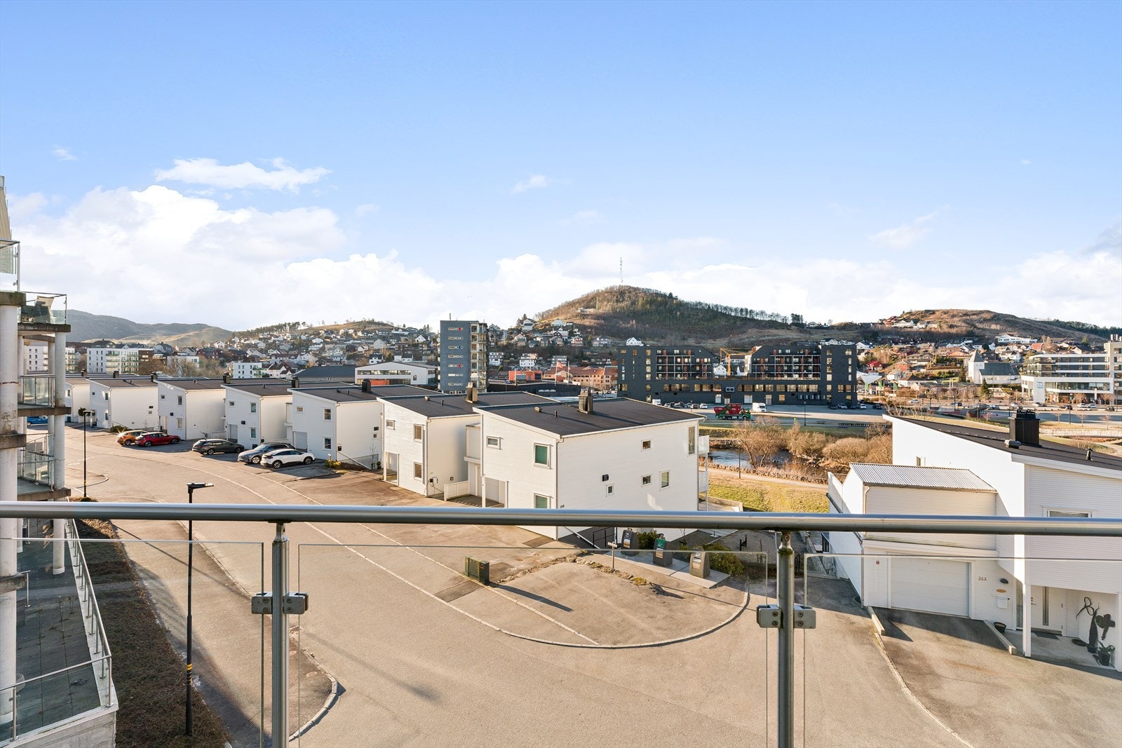 Kun få minutter til handlesenter, skole eller barnehage Galleribilde