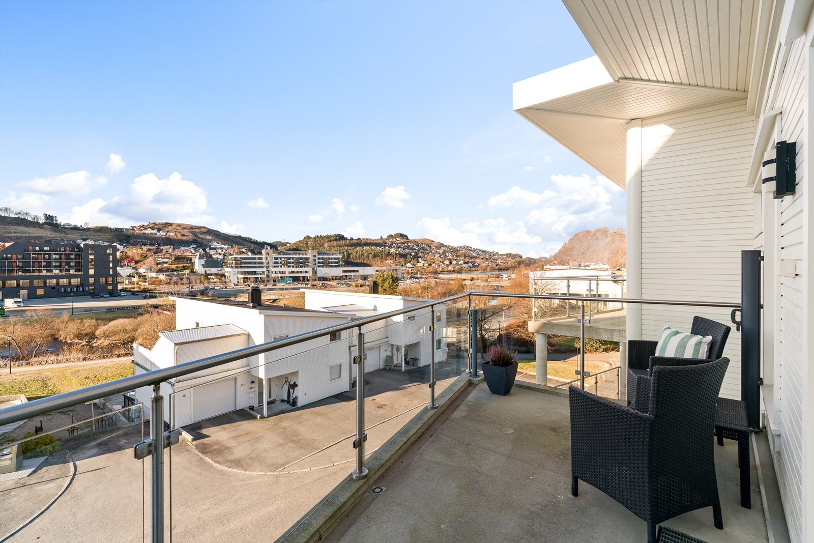 Solrik balkong med utsikt! Galleribilde