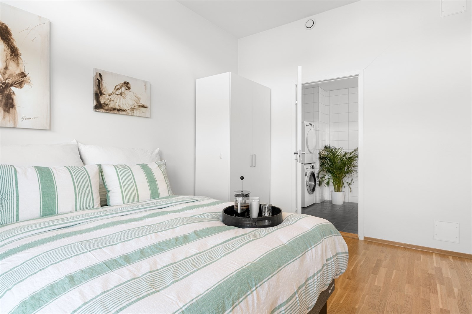 Direkte adkomst til romslig bad/vaskerom. Galleribilde