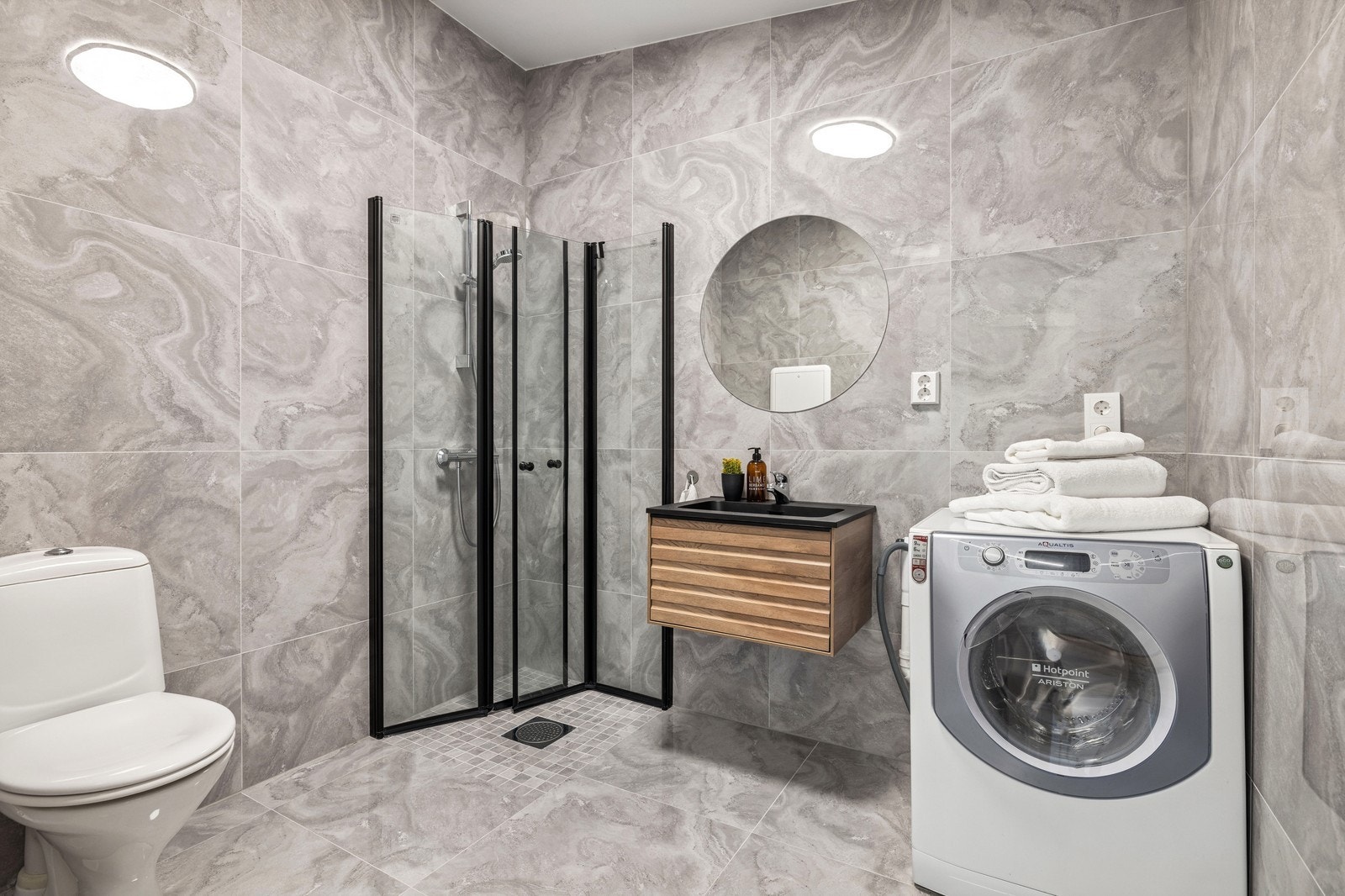 Og byr på moderne løsninger, og pene materialvalg. Galleribilde