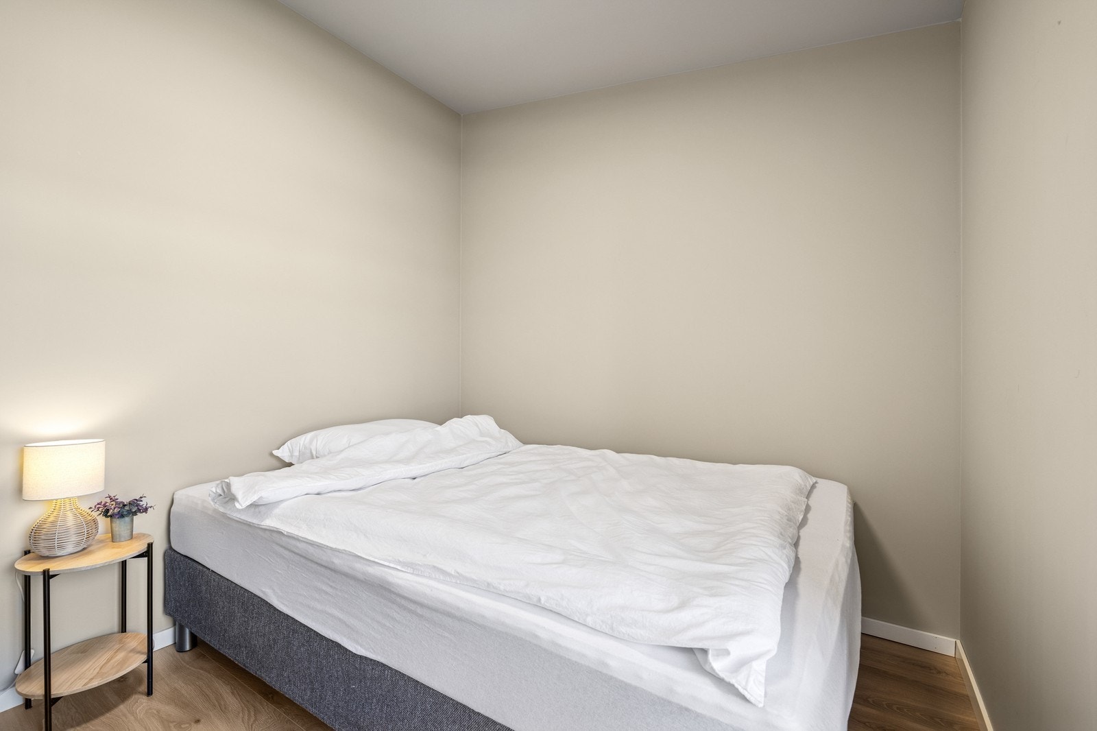 Den utnytter plassen godt, og byr på en utvendig bod for lagring. Galleribilde