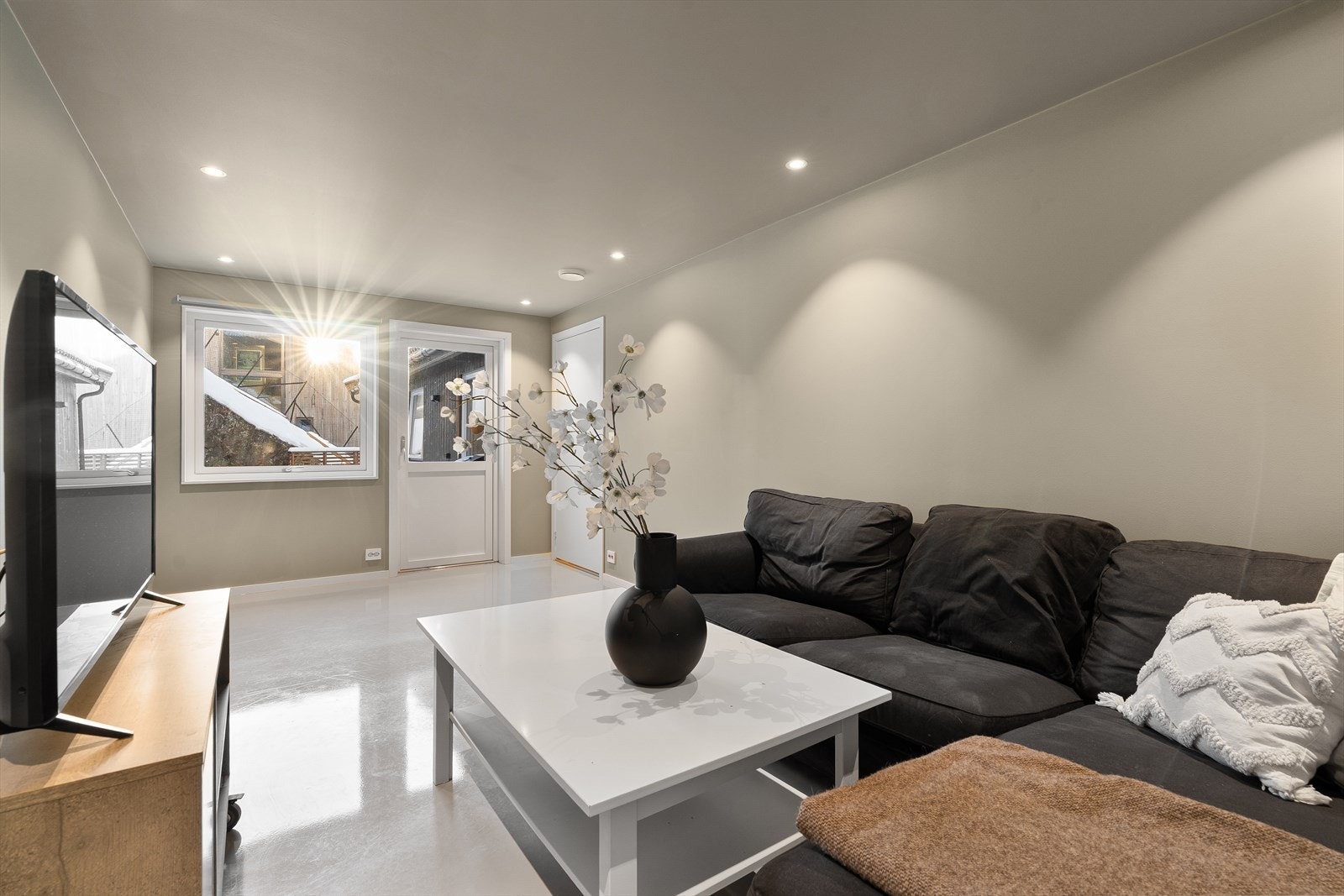 TV-stue med utgang til terrassen Galleribilde