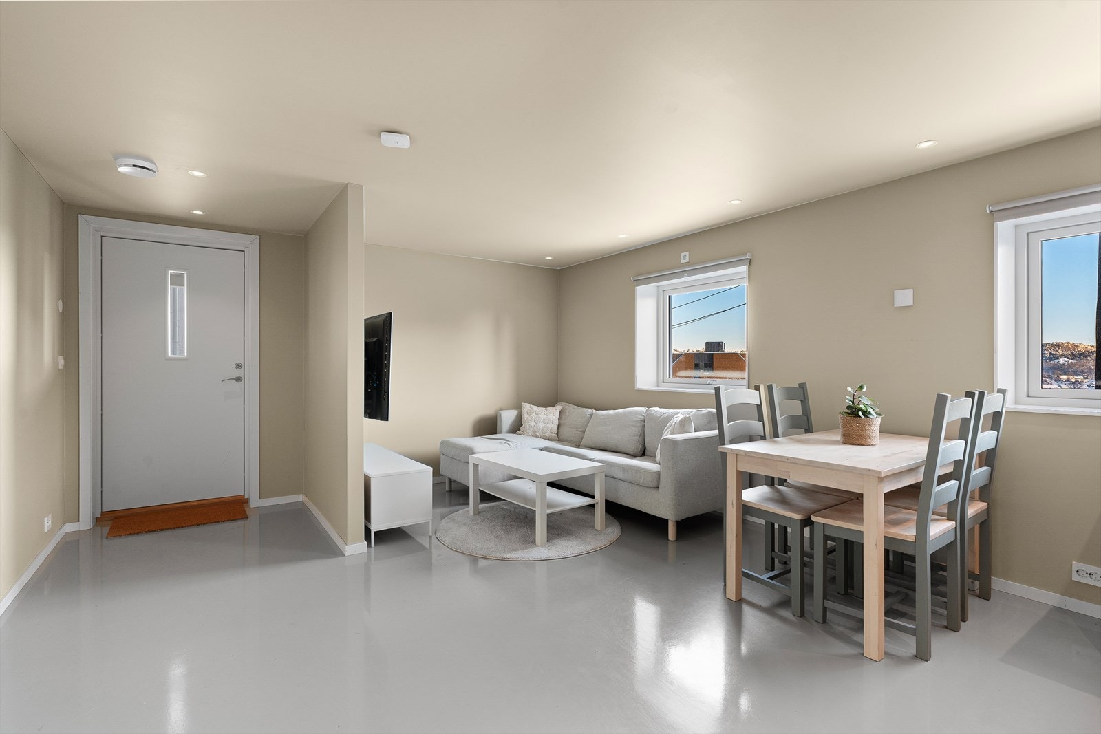 Hybel: Åpen stue- og kjøkkenløsning med plass til sofa- og spisegruppe Galleribilde