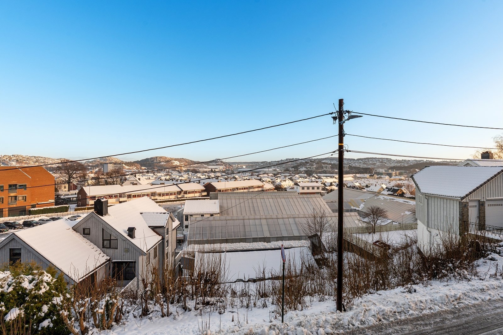 Boligen ligger i umiddelbar nærhet til de fleste fasiliteter Galleribilde