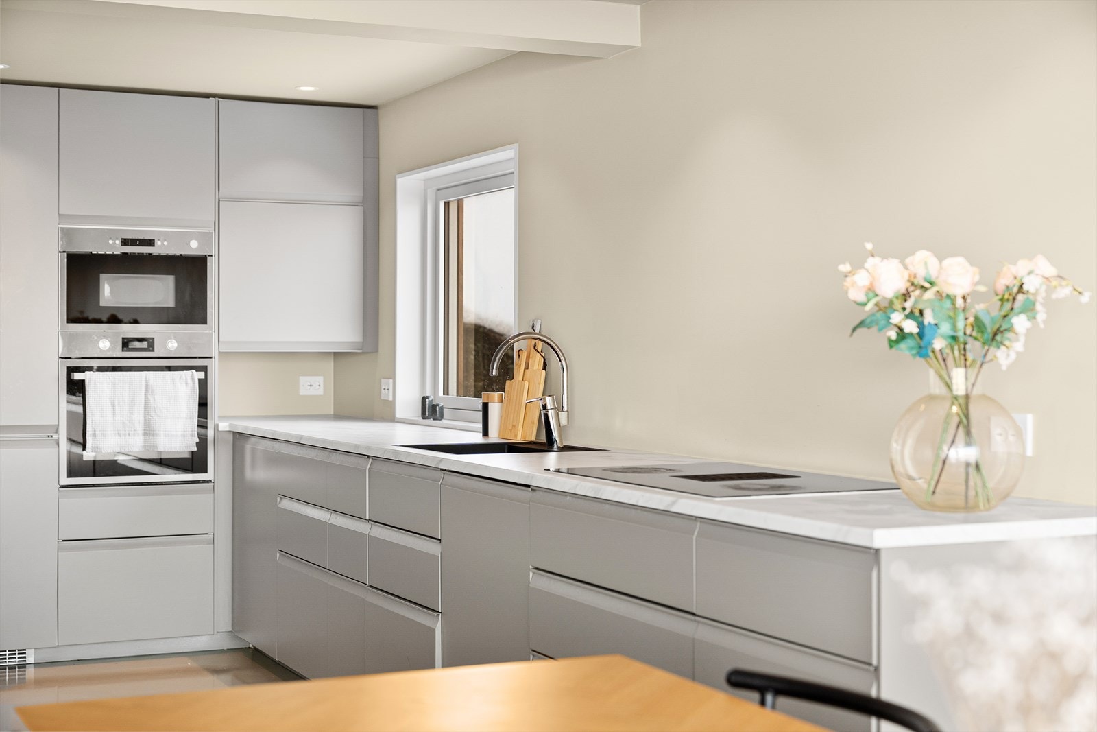 Flott kjøkken med god benk- og skapplass Galleribilde