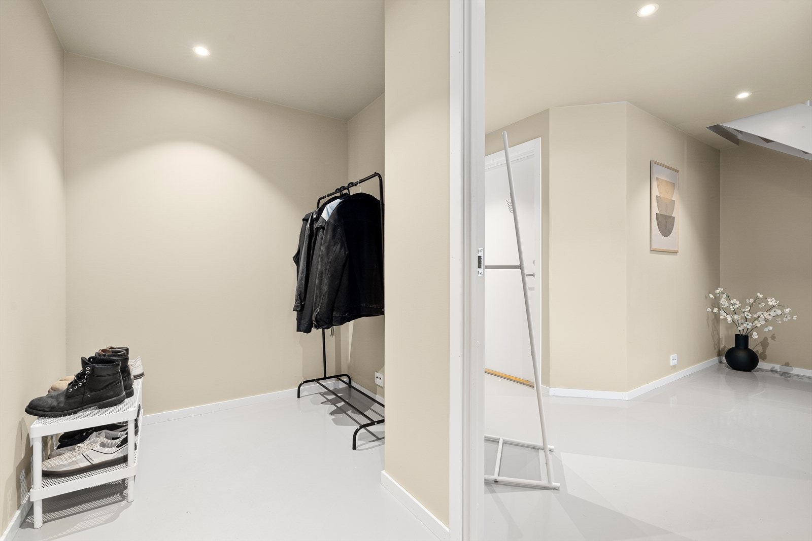 God plass til oppbevaring av ytterklær og sko i gang Galleribilde