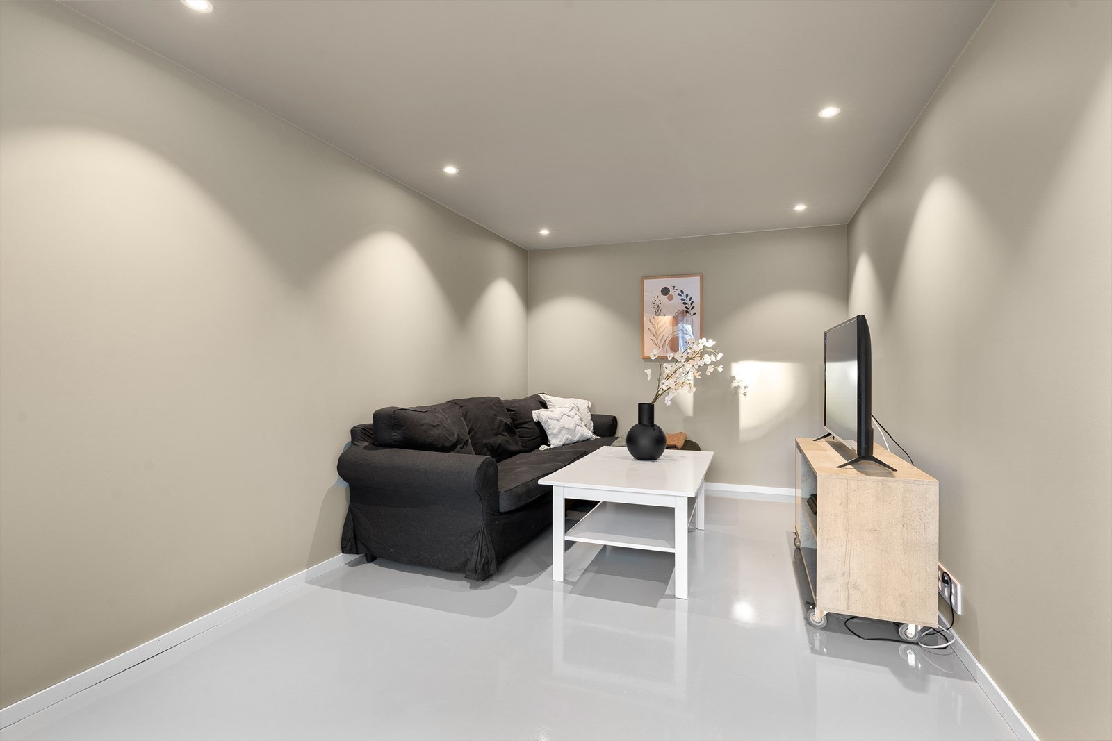 God plass til en sofagruppe og TV-seksjon Galleribilde