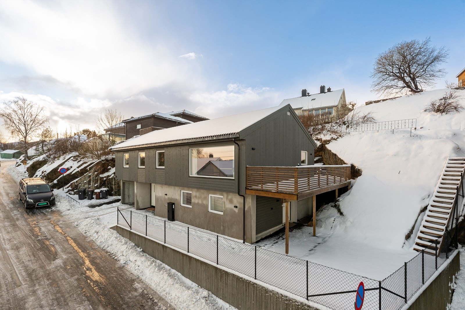 Tomten er godt utnyttet med trapp opp til baksiden av eneboligen hvor det er flott utskiktsplass og gode solforhold Galleribilde