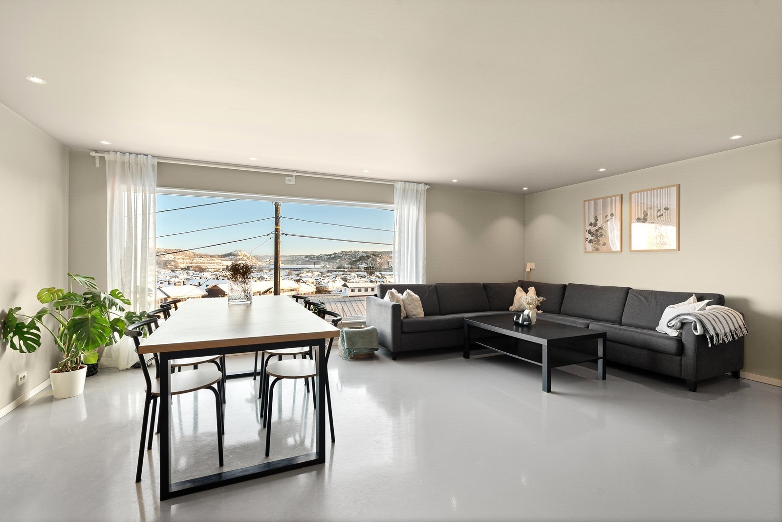 Åpen og luftig stue med store vindusflater som slipper inn rikelig med naturlig lys Galleribilde