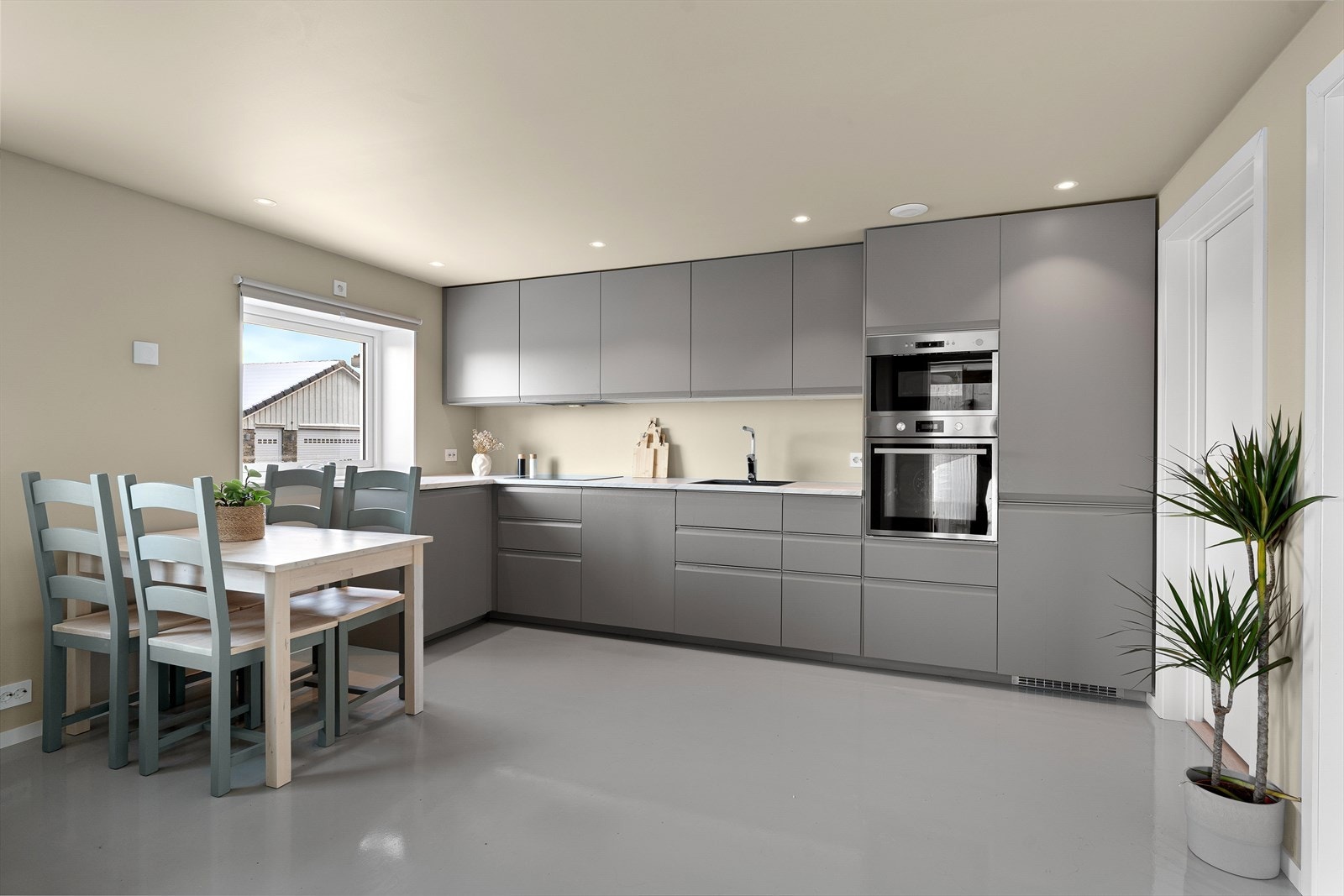 Hybel: Flott kjøkken med god benk- og skapplass, samt integrerte hvitevarer Galleribilde