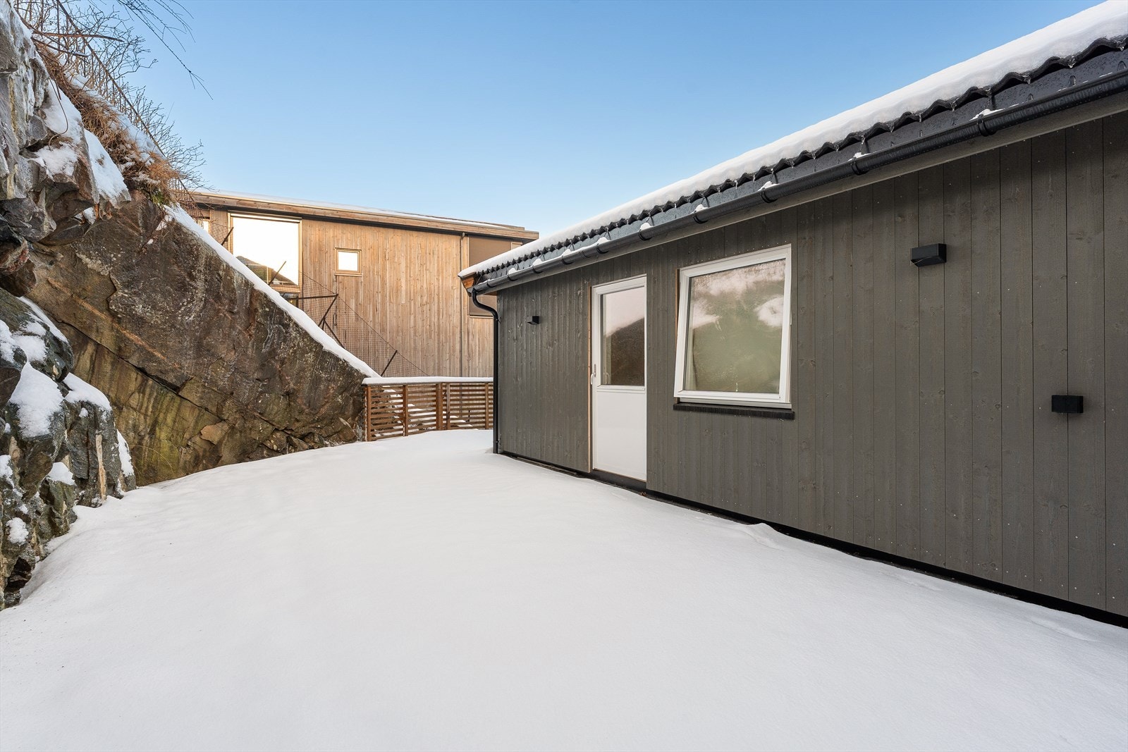 Fra kjøkkenet er det utgang til terrasse på baksiden av boligen. Her er det lunt og tilbaketrukket Galleribilde