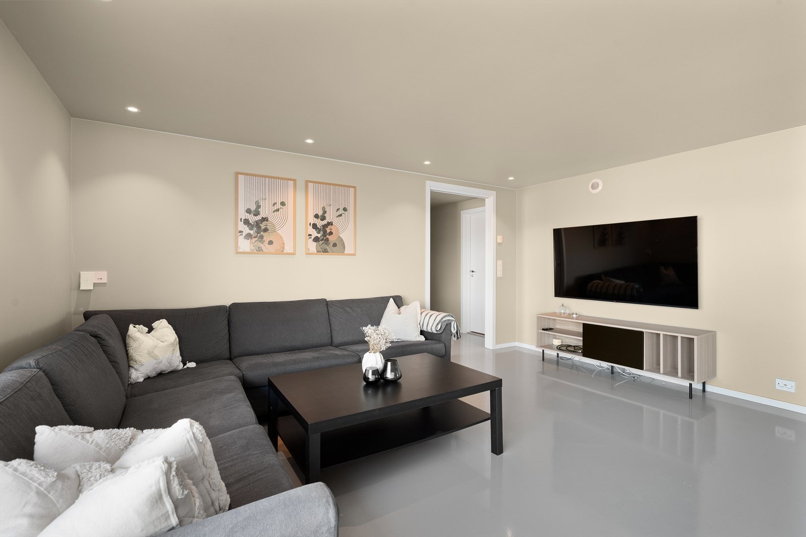 Det er god plass til både sofa- og spisegruppe i stuen Galleribilde