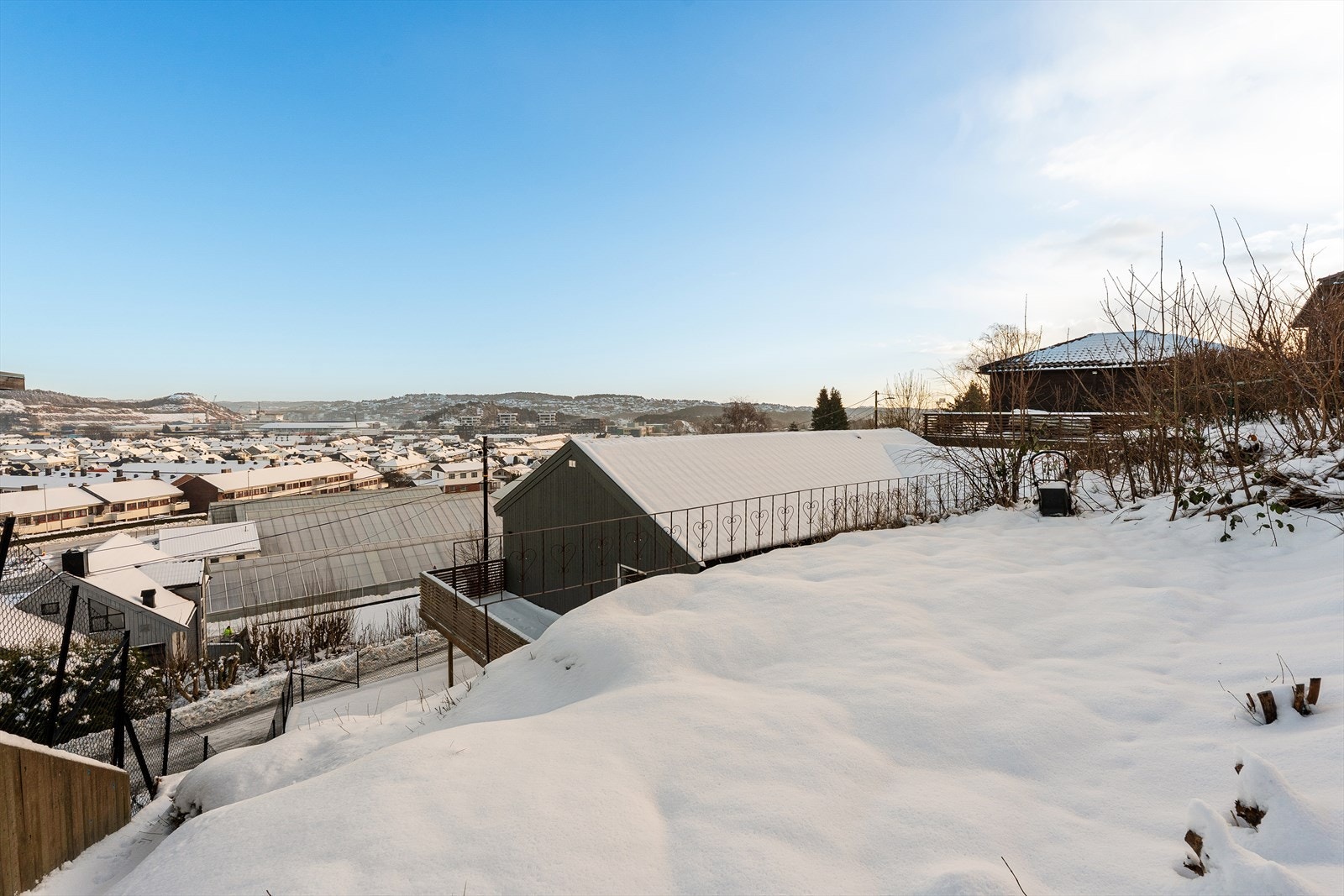 Flott del av tomten som har mye potensiale med utsikt og gode solforhold Galleribilde