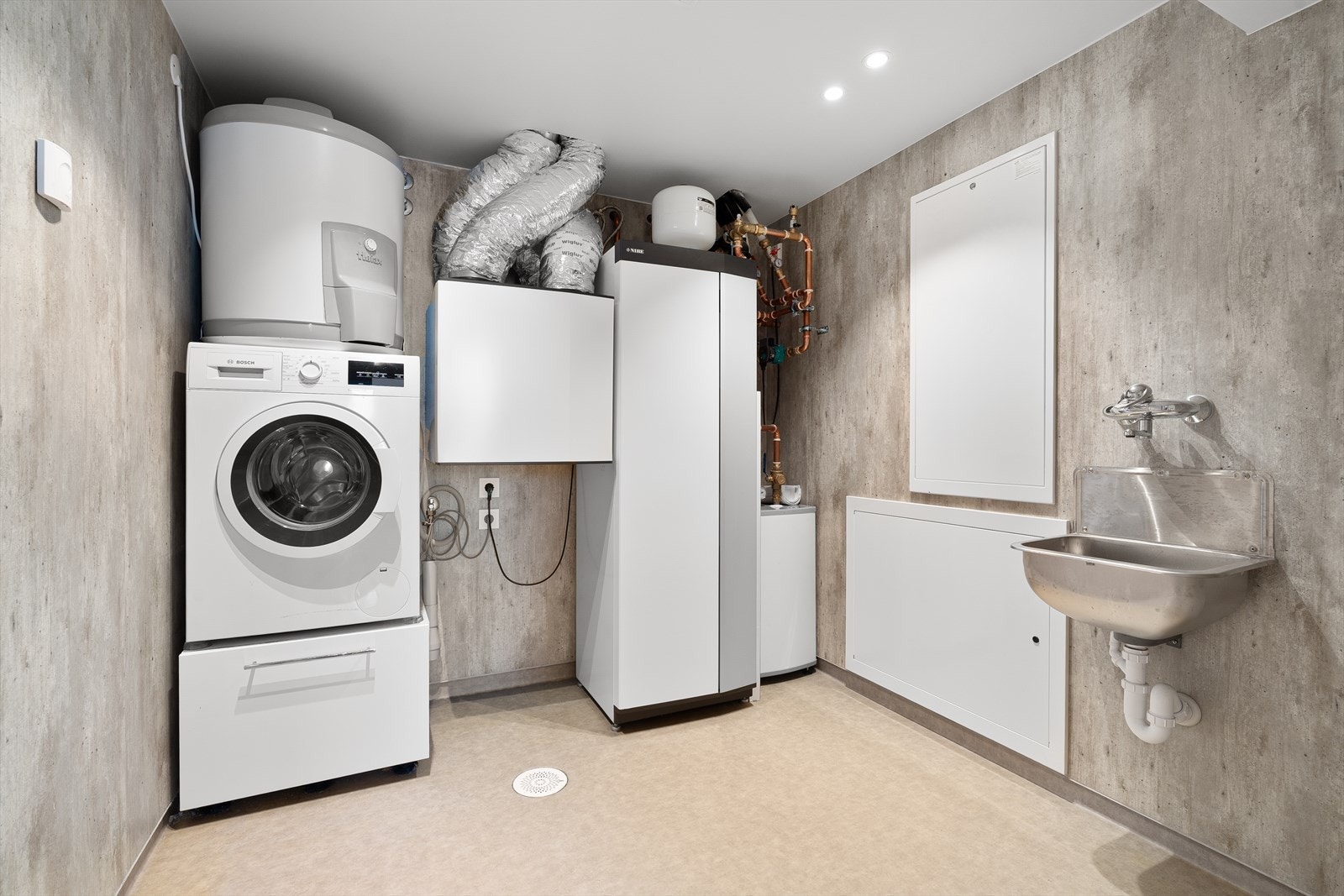 Teknisk rom/vaskerom. Boligen har vannbåren varme med anlegg av typen Nibe, samt balansert ventilasjonsanlegg. Galleribilde