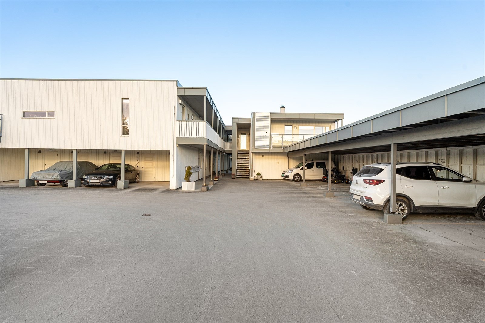 Leiligheten disponerer uformelt én parkeringsplass ved sportsboden. Det presiseres at parkeringsplassen ligger på sameiets fellesareal. Galleribilde