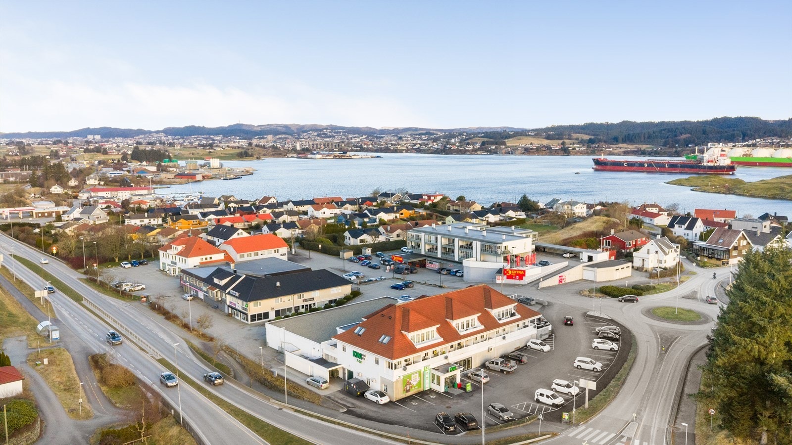 Hverdagslogistikken blir utrolig enkel med dagligvarebutikken Coop Extra (med post i butikk) i samme bygg og Kiwi bare et par steinkast unna. Galleribilde