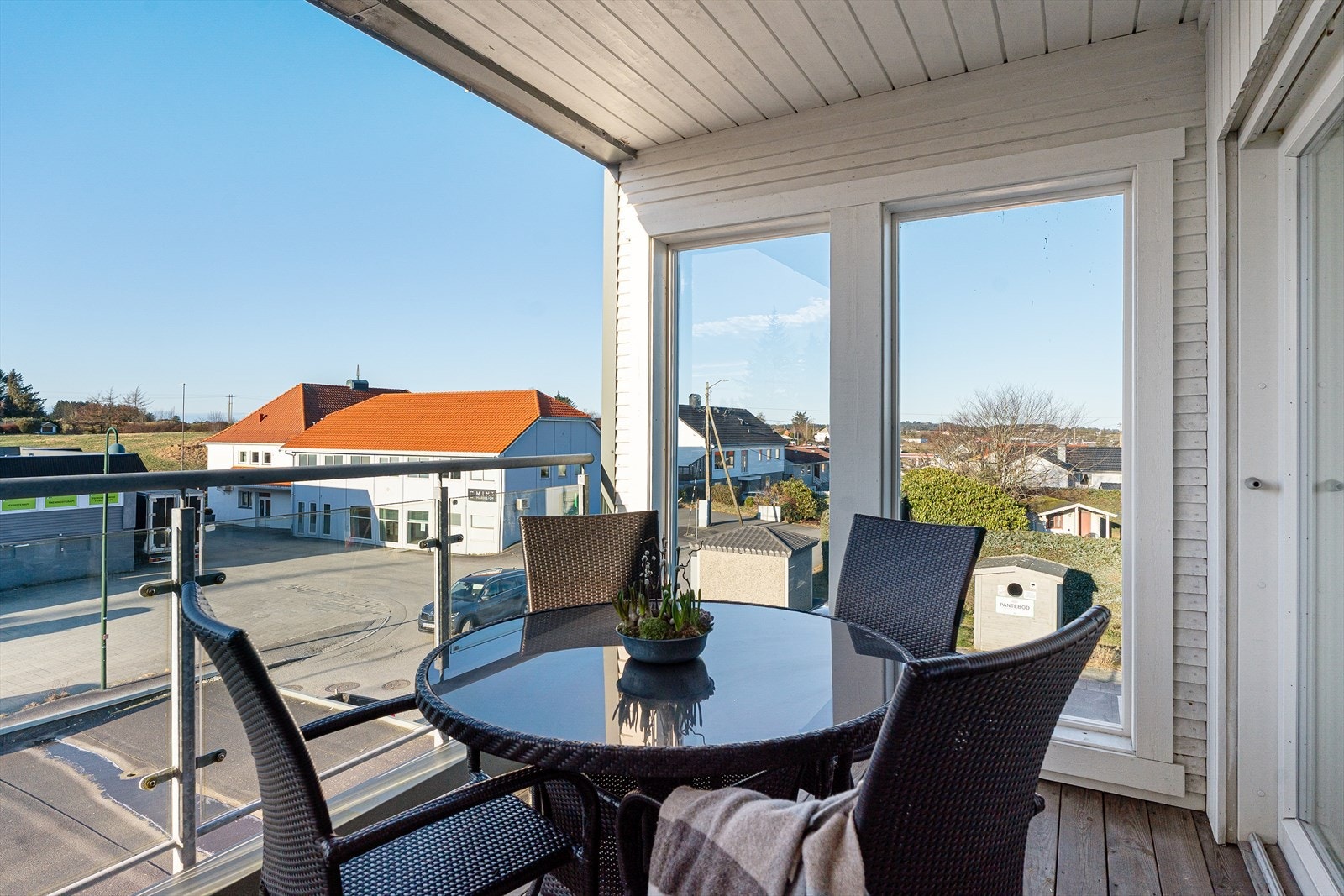 Balkongen har terrassebord i tre og god plass til utemøbler, og fungerer som en fin utvidelse av leilighetens sosiale sone. Galleribilde