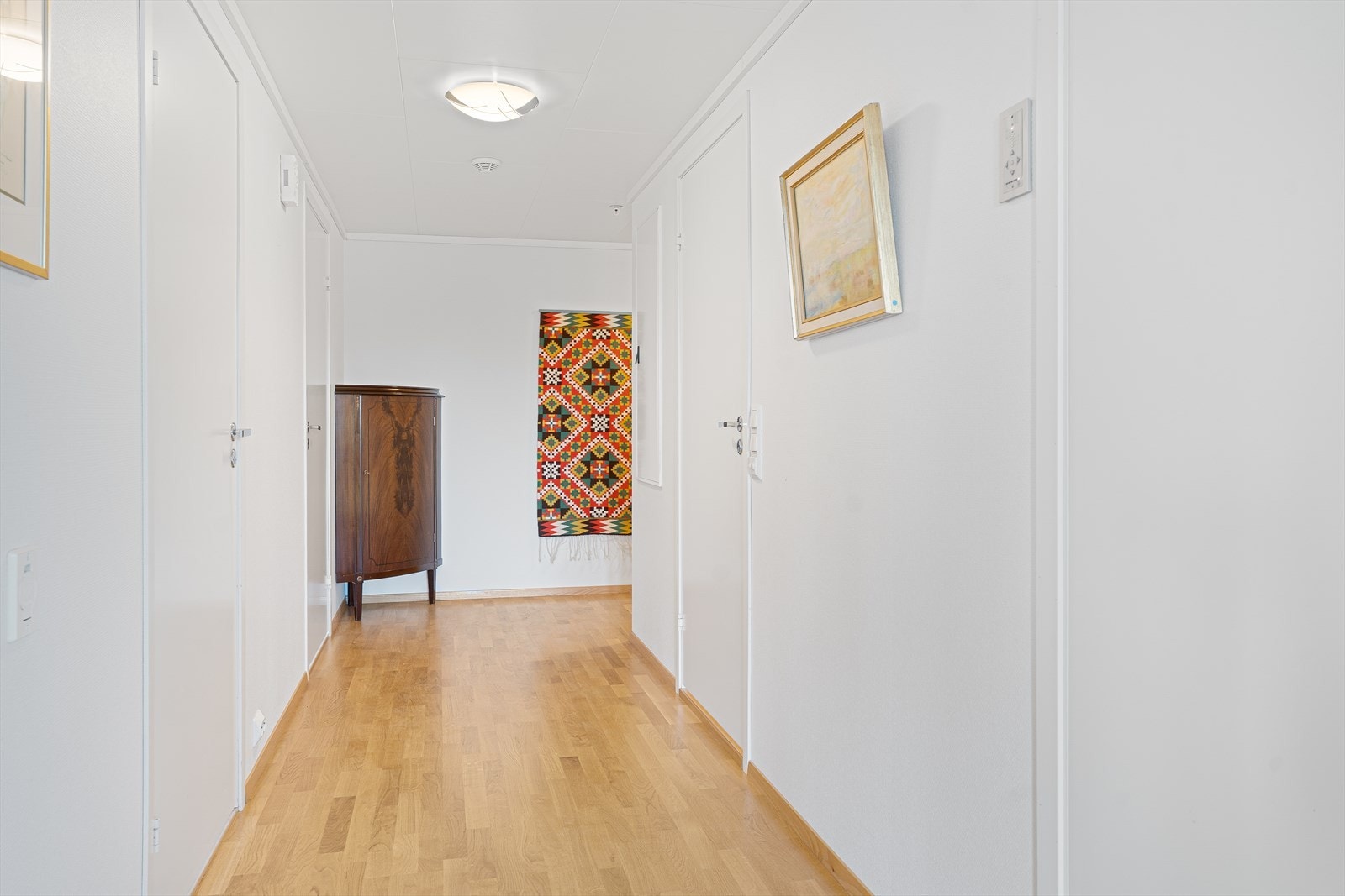 Gangen fungerer som et bindeledd mellom leilighetens private og sosiale soner, og gir adkomst til soverommene, badet og stue/kjøkkenområdet. Galleribilde