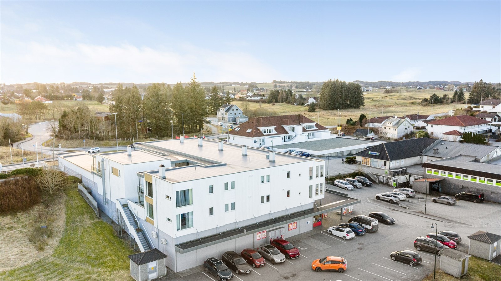 Leiligheten har en svært sentral og praktisk beliggenhet på Avaldsnes, Norges eldste kongesete. Her bor du i et historisk landskap, med alle hverdagens nødvendigheter rett utenfor døren. Galleribilde