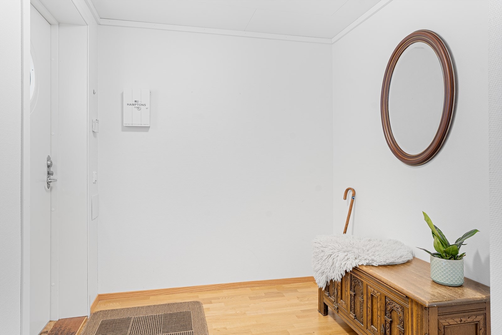 Du ønskes velkommen inn i en lys entré som leder videre inn i gangen. Galleribilde