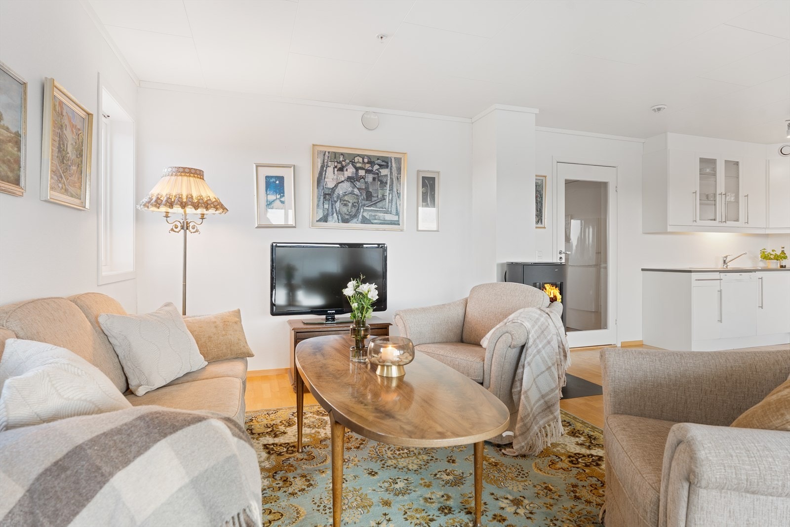 Stuen har god plass til både sofagruppe og spisebord. Galleribilde