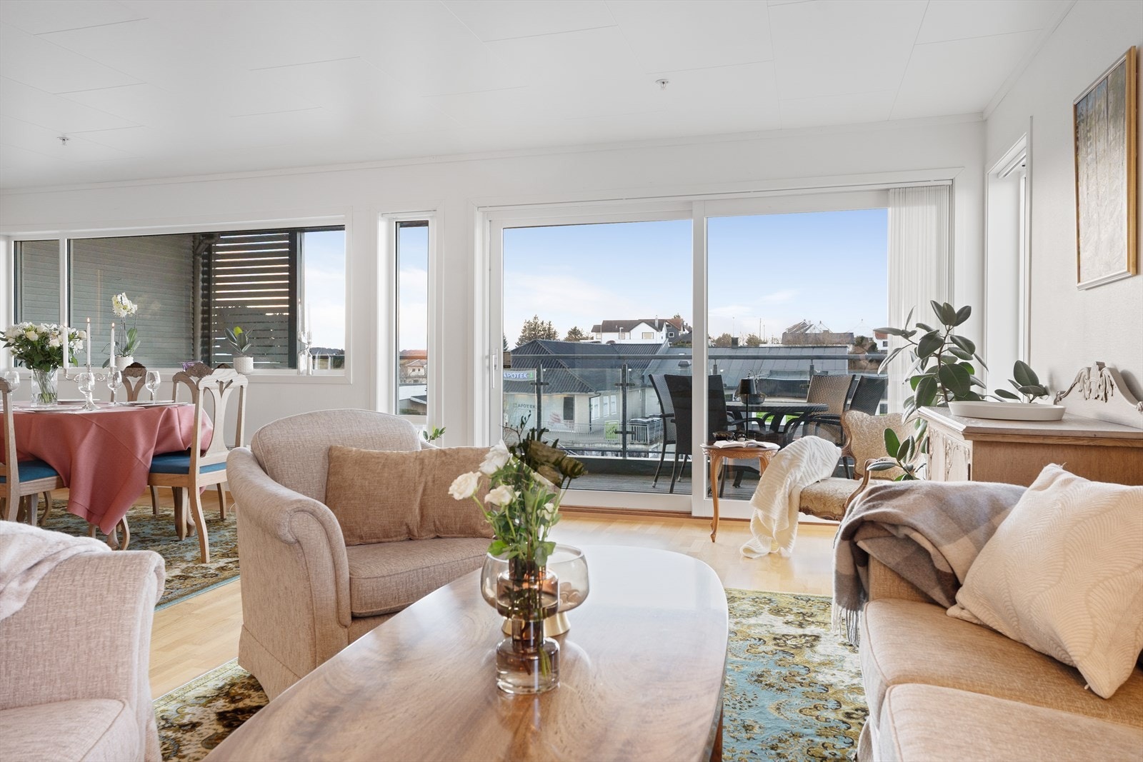 Stuen og kjøkkenet er orientert i åpen løsning, noe som skaper en lys og luftig atmosfære. Galleribilde