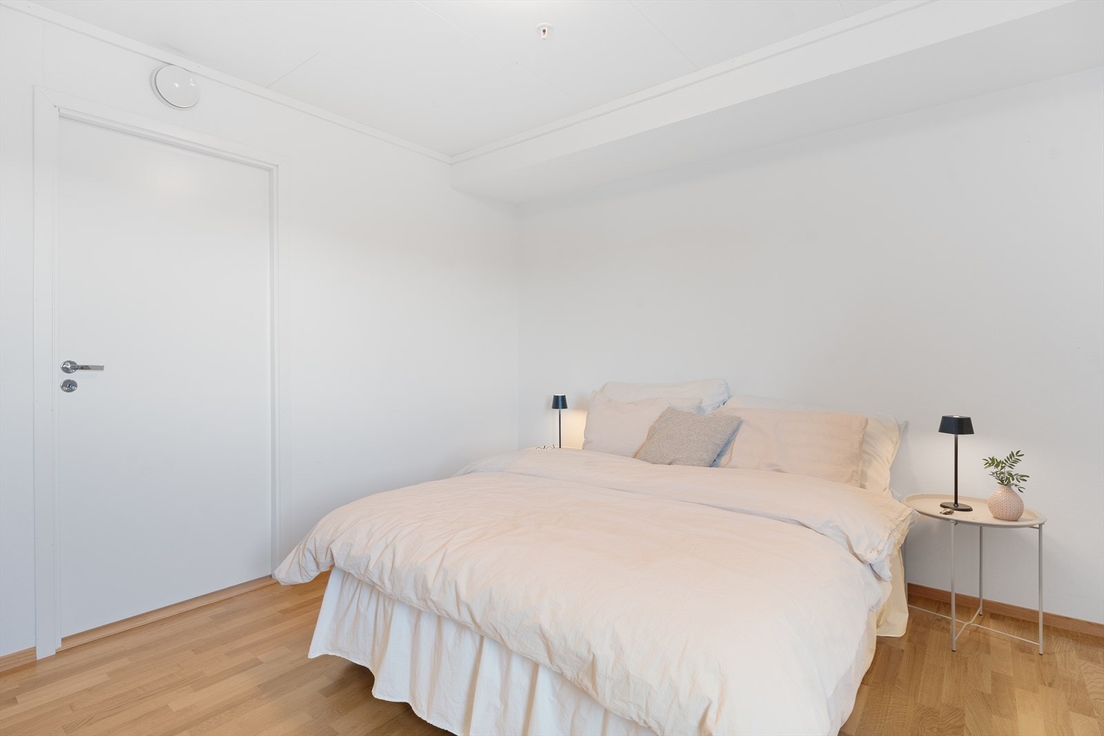 Leiligheten har to soverom av god størrelse, begge med garderobeskap. Rommene er lyse og enkle å møblere. Galleribilde