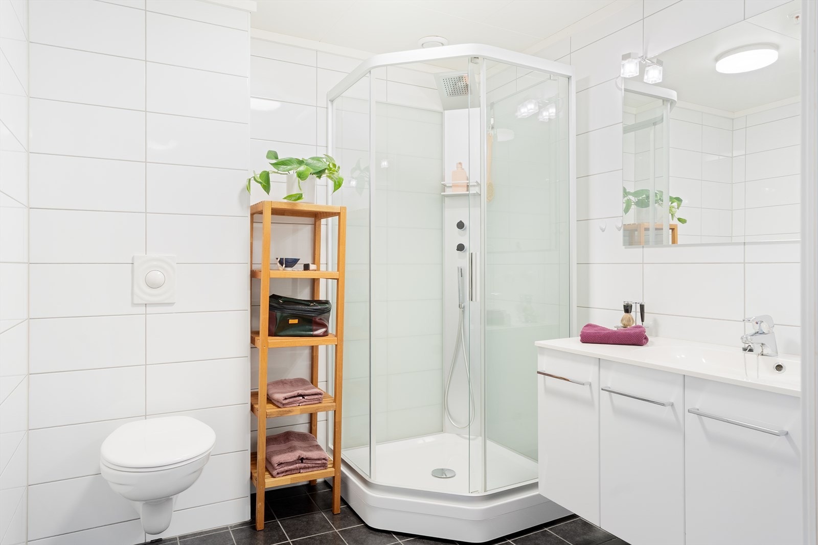 Badet er fra byggeåret og har flislagt gulv med elektrisk varmekabel og flislagte vegger. Galleribilde