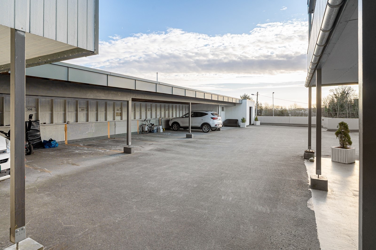 Felles parkeringsplass. Leiligheten har egen sportsbod på ca 4,5 m2. Galleribilde
