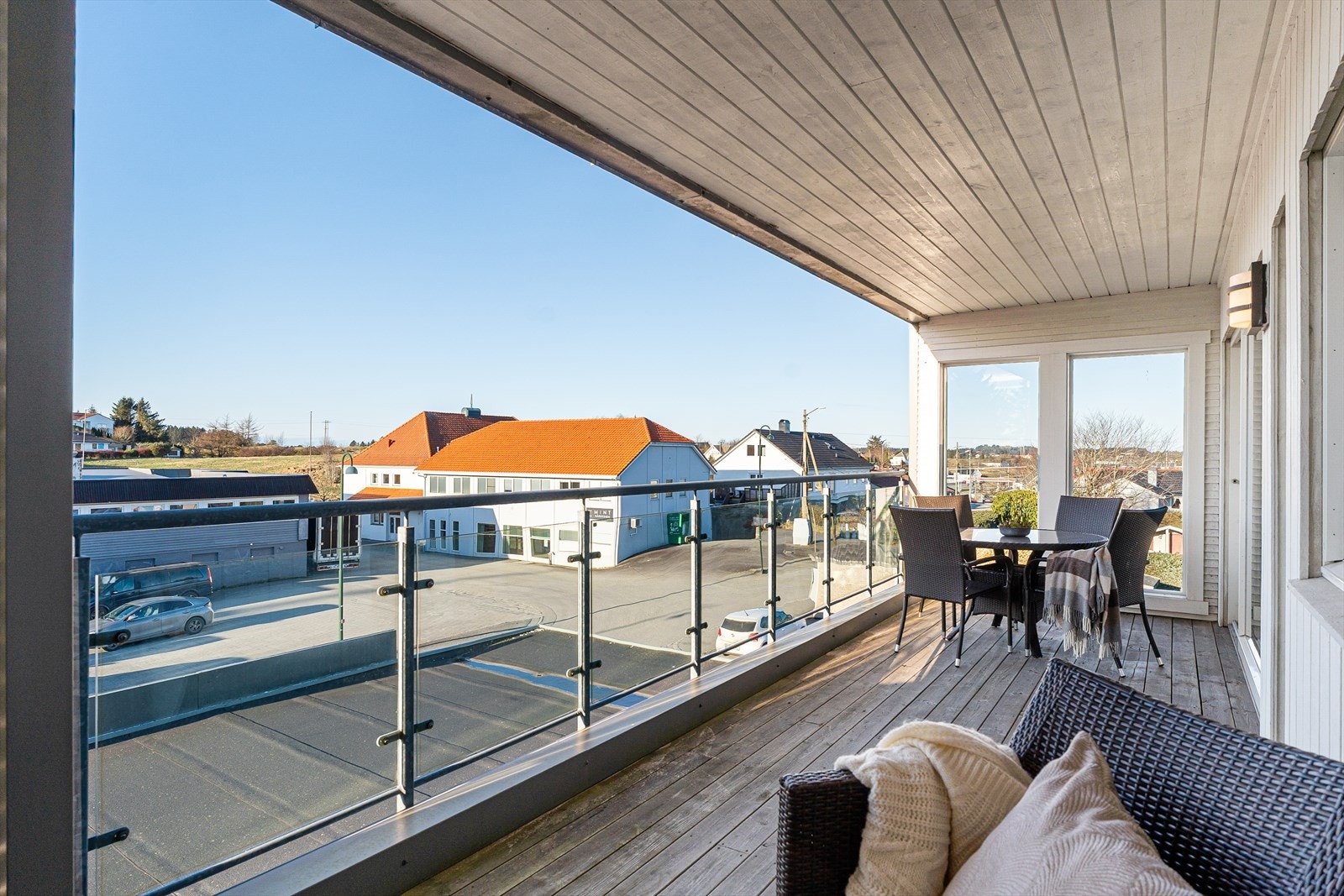 Fra stuen er det utgang til en stor, overbygget balkong på ca 16 m2. Galleribilde