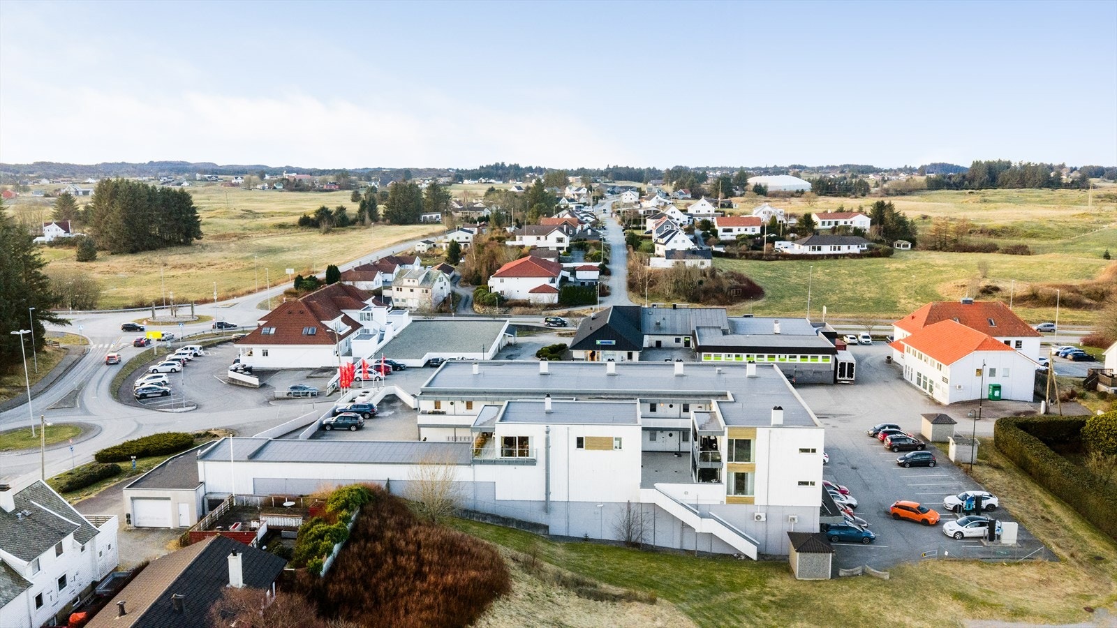 Fritiden kan nytes i omgivelser som er rike på både kultur og natur. Ta en spasertur gjennom historien til Olavskirken og Vikinggarden på Bukkøy, eller la barna utfolde seg på den unike, viking-inspirerte lekeplassen Avaldsnes Leikvoll. Galleribilde