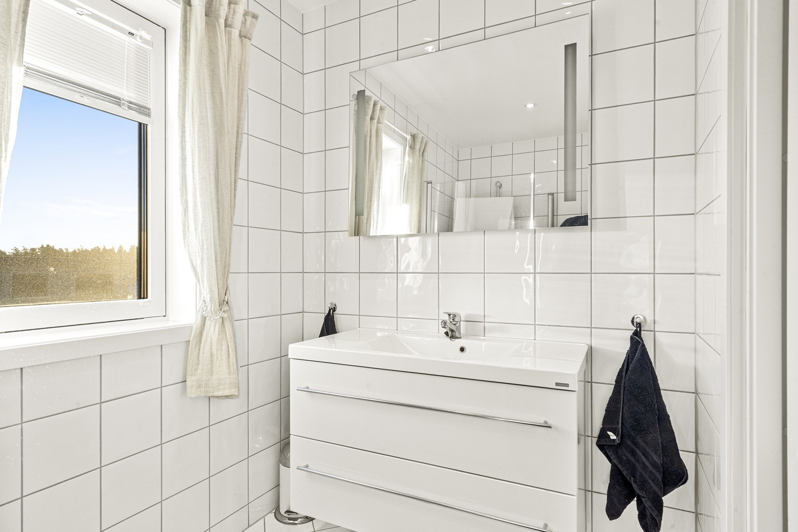 Flislagt deilig bad med eget vindu (endeleilgihet) Galleribilde