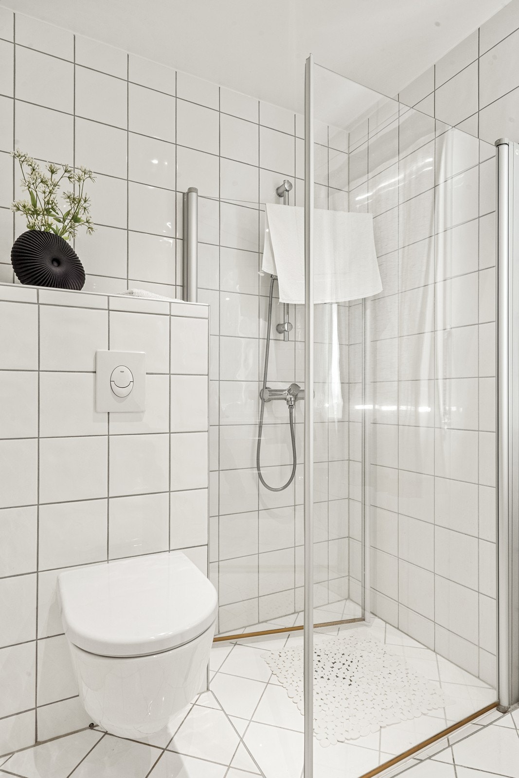 Trygg og god dusjnisje uten snublekant Galleribilde