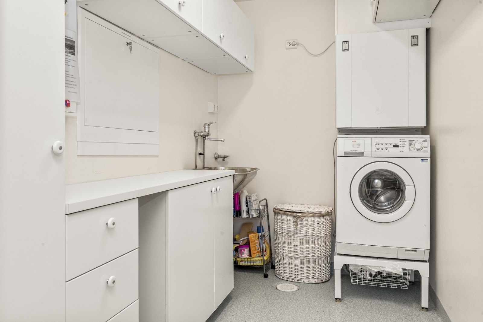 Praktisk med separat vaskerom. Her er det satt inn ekstra skap- og benkeplass Galleribilde