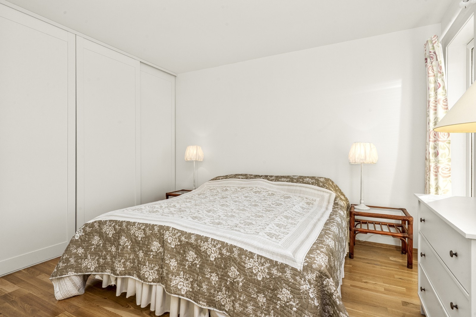 Godt soverom med stor skyvedørsgarderobe langs hele endeveggen Galleribilde