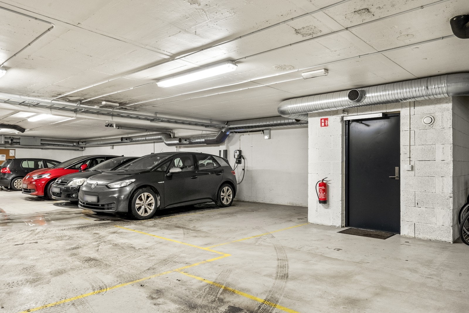 Garasjeplass v/ døra. Meget god endeplass gir god adkomst uten besvær! Galleribilde