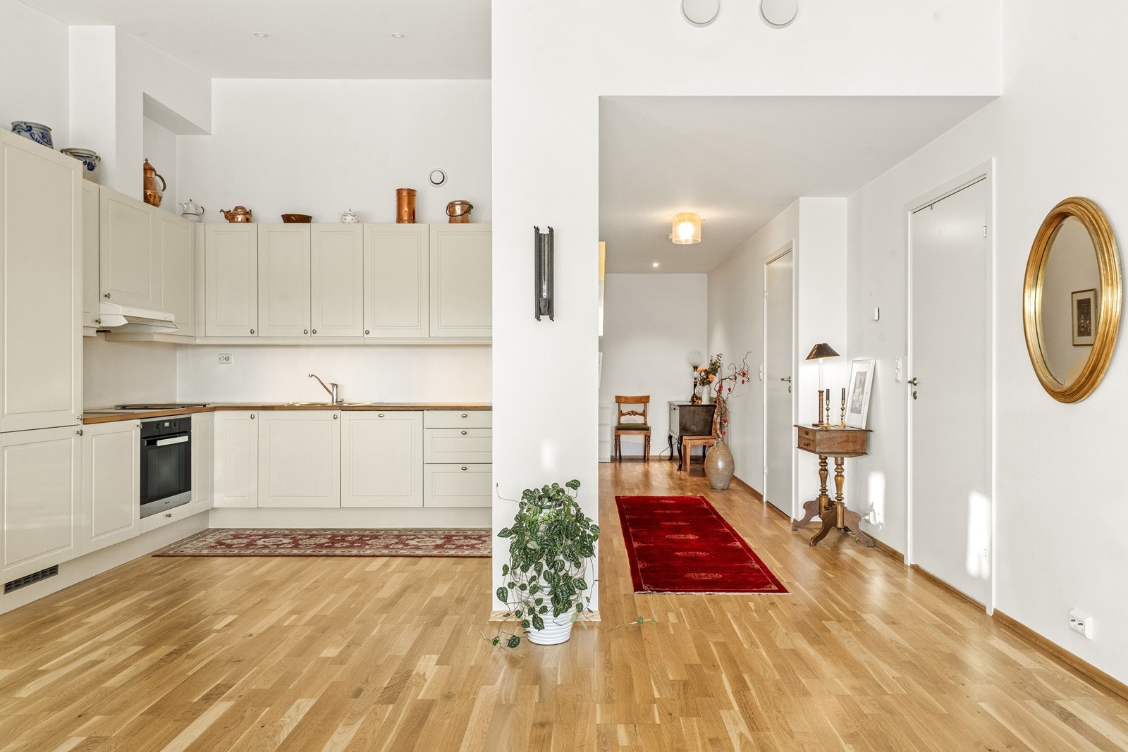 Lekkert kjøkken i dempet varm farge. Dette kjøkkenet er et oppgradert kjøkken. Kvalitetskjøkken med kun Miele innebygde hvitevarer Galleribilde