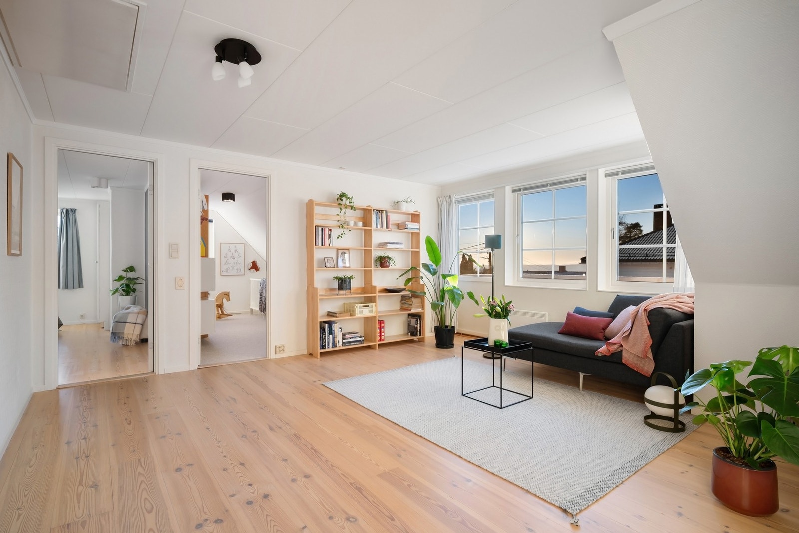 2.etg. rommer stue, fire soverom og bad, noe som gir god plass og fleksibilitet for barnefamilier. Galleribilde