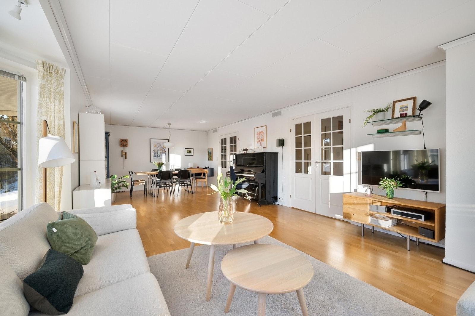 Fin plass for tv-møblement og sofagruppe. Galleribilde