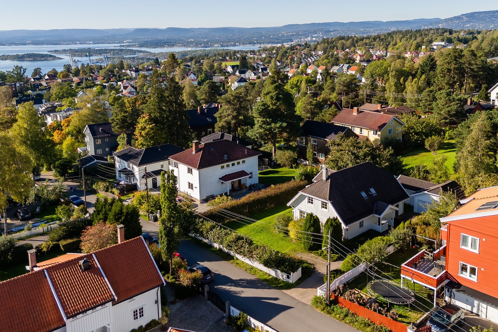 Eiendommen ligger på Bekkelagshøgda - et meget attraktivt, sentralt og veletablert område på Bekkelaget i Oslo kommune. Galleribilde