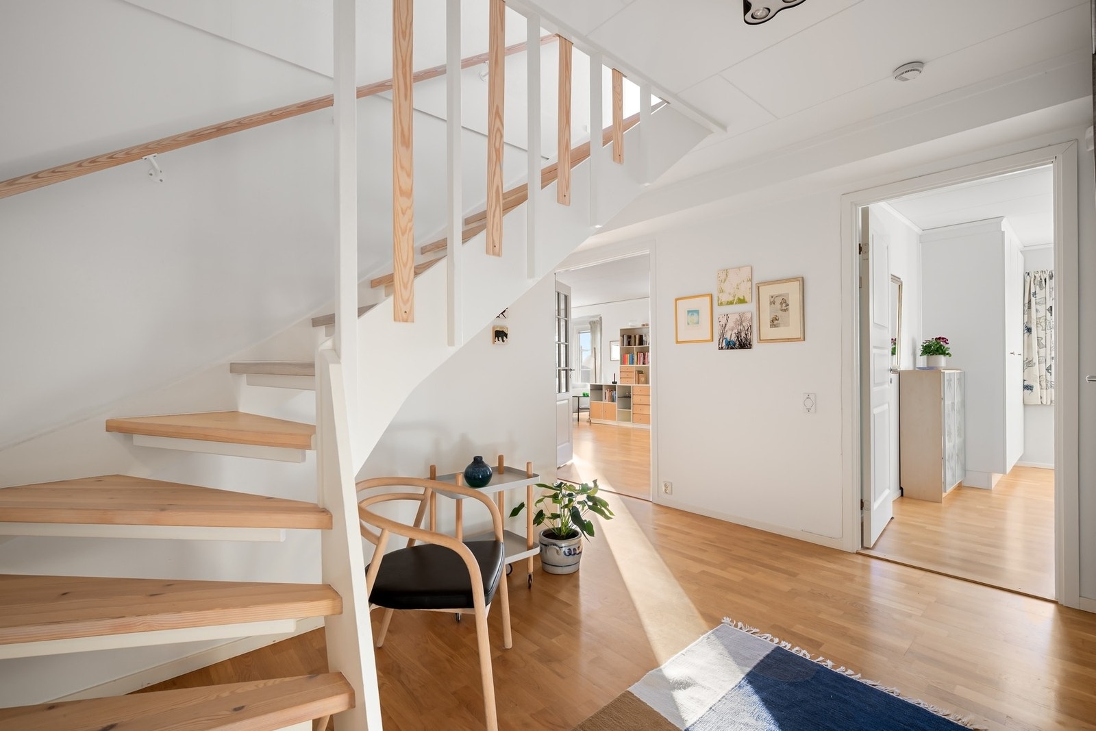 Trapp opp til 2.etg. Galleribilde