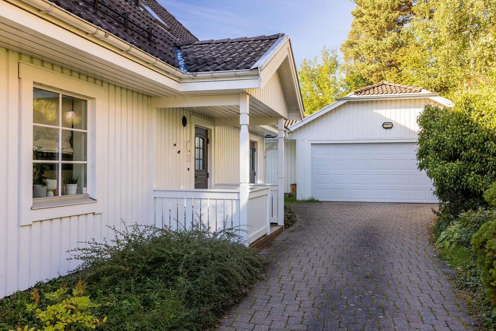 Parkering i garasje på 42 kvm på egen eiendom, samt mulighet for parkering på gårdsplass. Totalt er det avsatt plass til tre biler, i tillegg til en lang oppkjørsel, slik at det er godt med gjesteparkering ved behov. Galleribilde