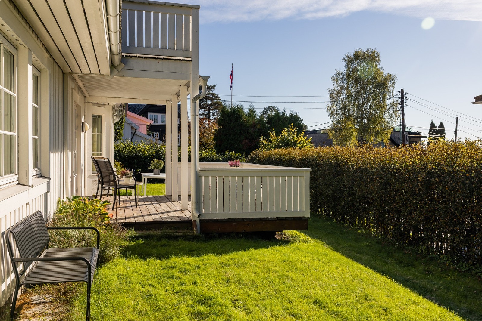 Hagen er pent opparbeidet med plen, beplantning og skjermede soner, og fremstår som både barnevennlig og lettstelt. Galleribilde