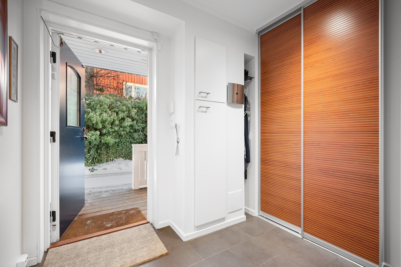 Gang med skyvedørs garderobe. Galleribilde
