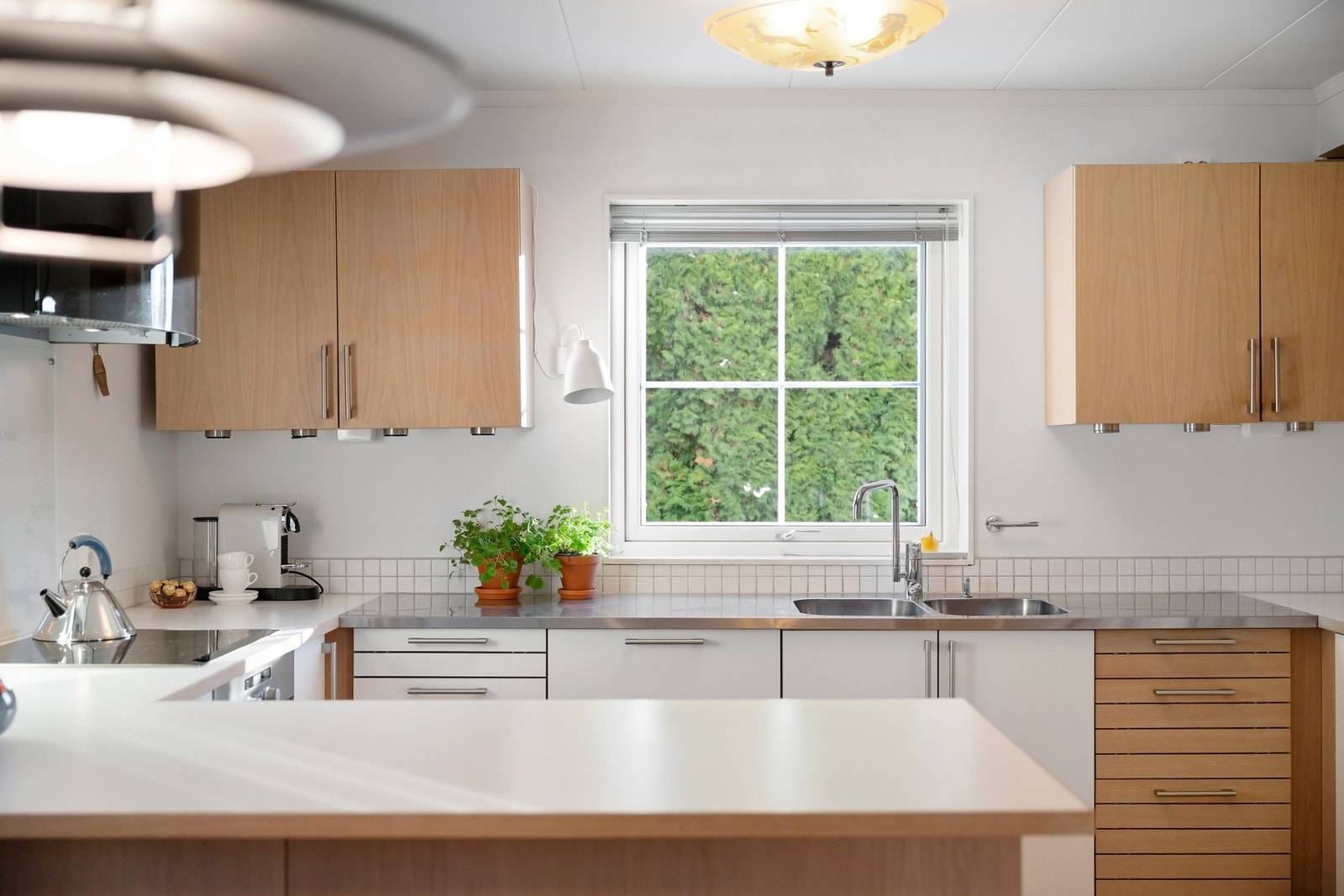 Her er det rikelig med skap- og benkeplass. Galleribilde