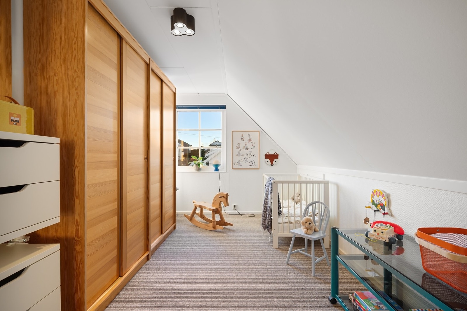 Videre finner man 4 soverom i denne etasjen av gode størrelser. Galleribilde